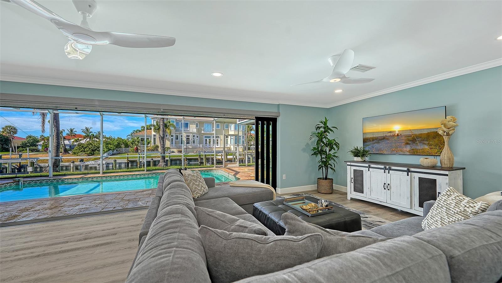 COUNTRY CLUB SHORES - Residential