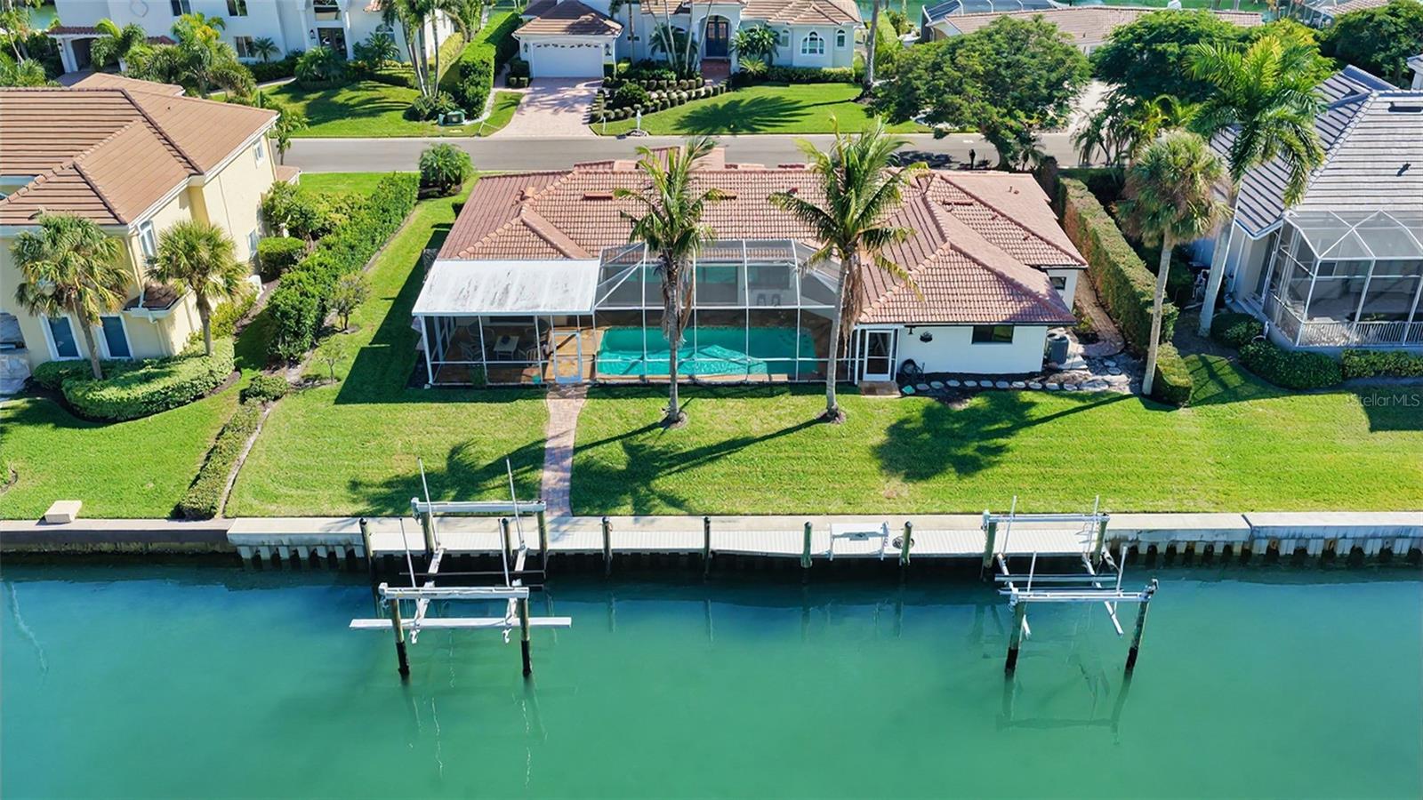 COUNTRY CLUB SHORES - Residential