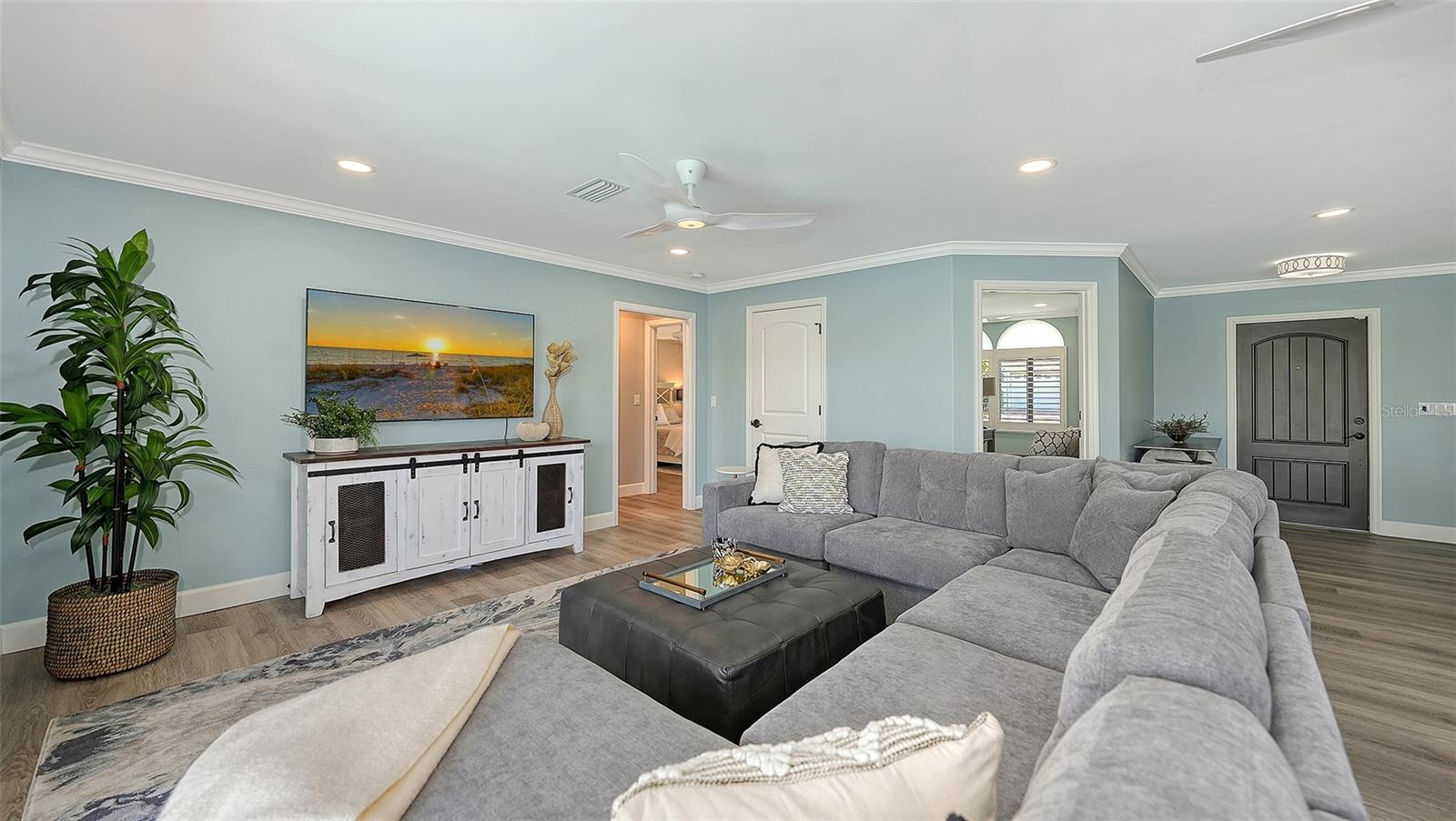 COUNTRY CLUB SHORES - Residential