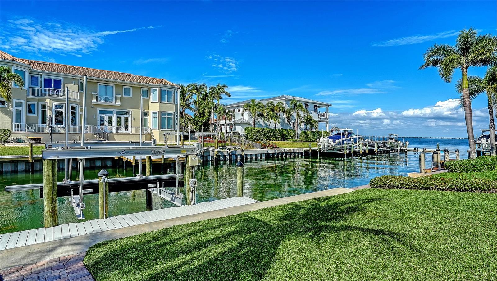COUNTRY CLUB SHORES - Residential