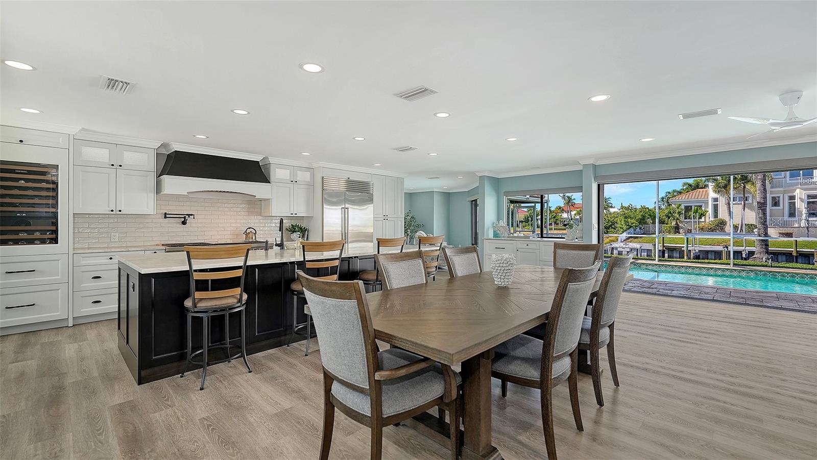 COUNTRY CLUB SHORES - Residential