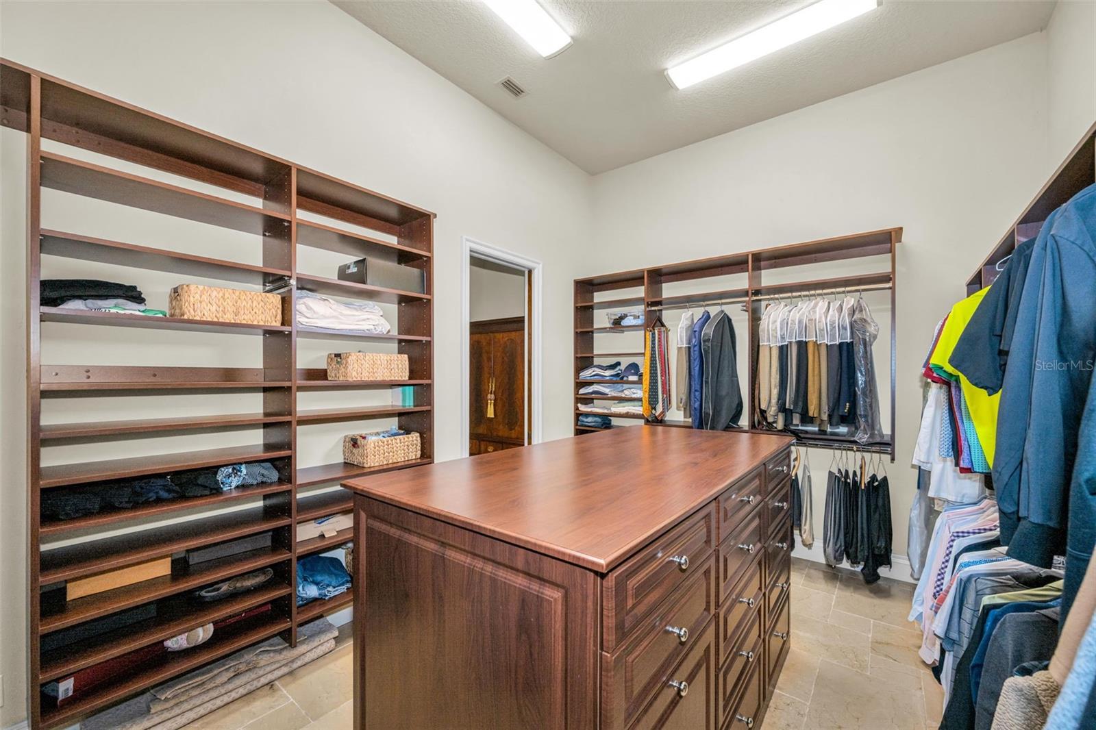 CHAMPIONS CLUB - Residential