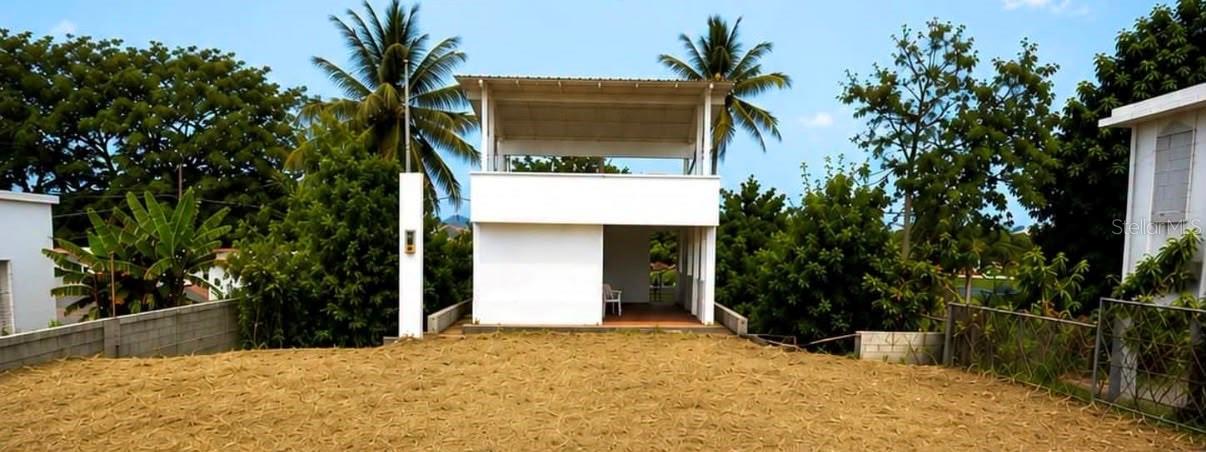 NEW LISTING IN CAMUY (PUENTE WARD). A 3-level residence strategically located just 1 minute from Route 2. Offered at $120,000—below appraised value. The ground floor features 2 bedrooms, 1 bathroom, a living room, kitchen, dining area, and an outdoor balcony. The middle level has 1 bedroom and a bathroom, while the third level boasts an open terrace with an ocean view! The property requires some improvements. Cash sale only.