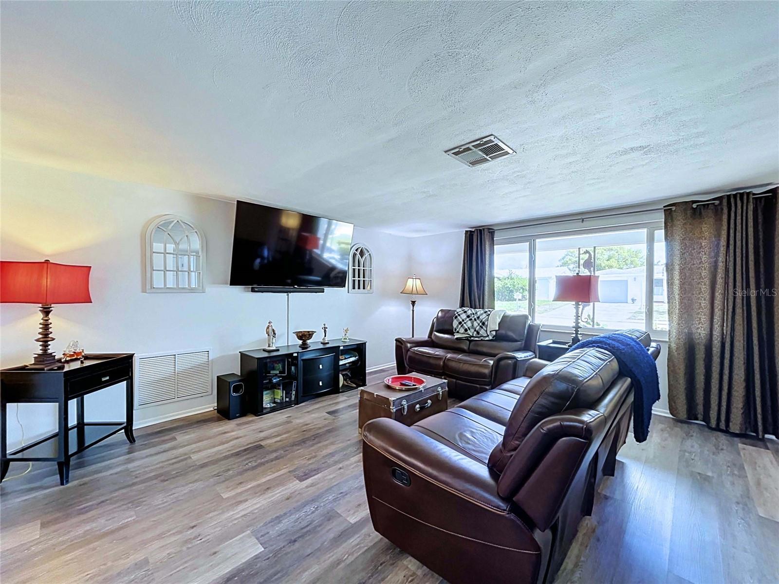 COLONIAL HILLS - Residential
