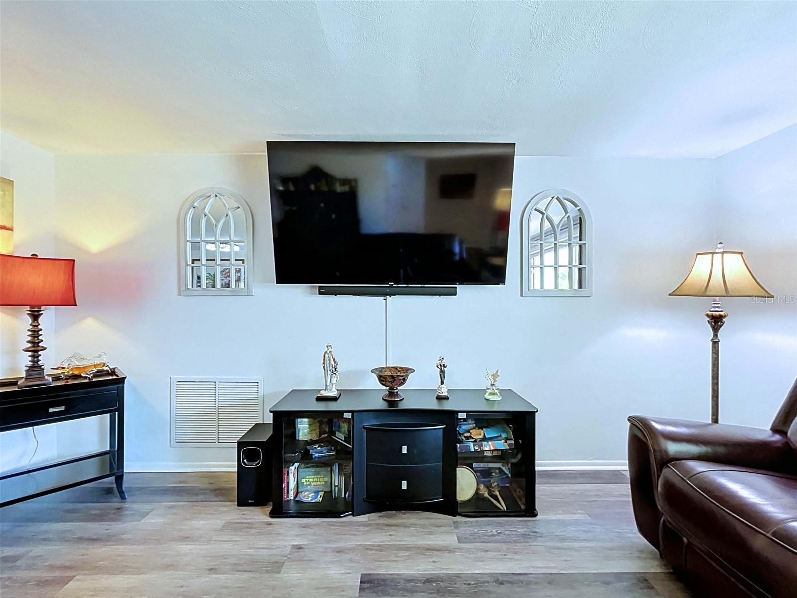 COLONIAL HILLS - Residential