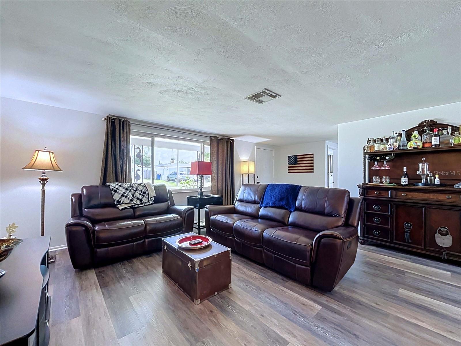 COLONIAL HILLS - Residential