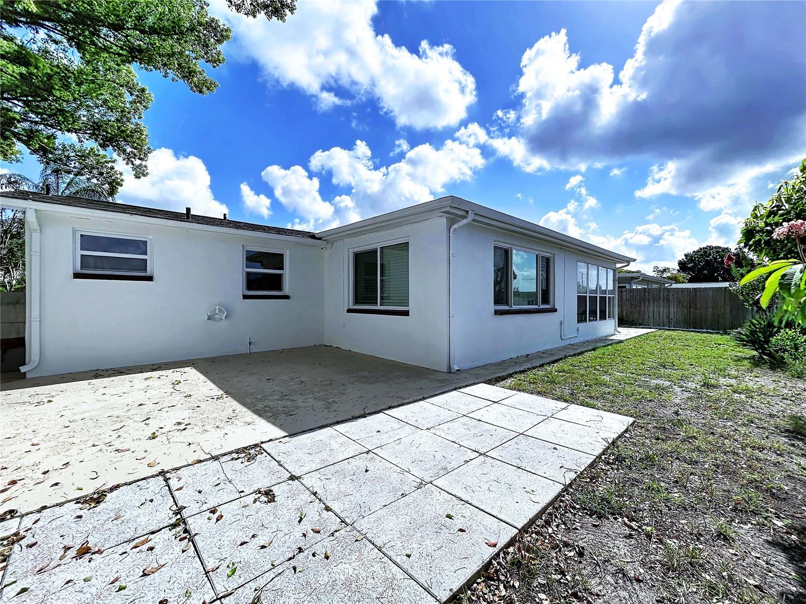 COLONIAL HILLS - Residential