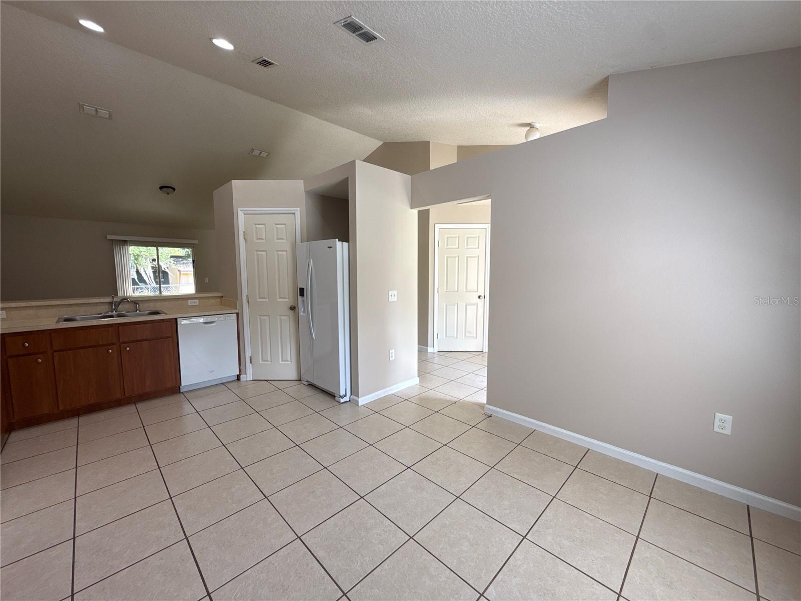 SILVER SPGS SHORES UN 18 - Residential Lease