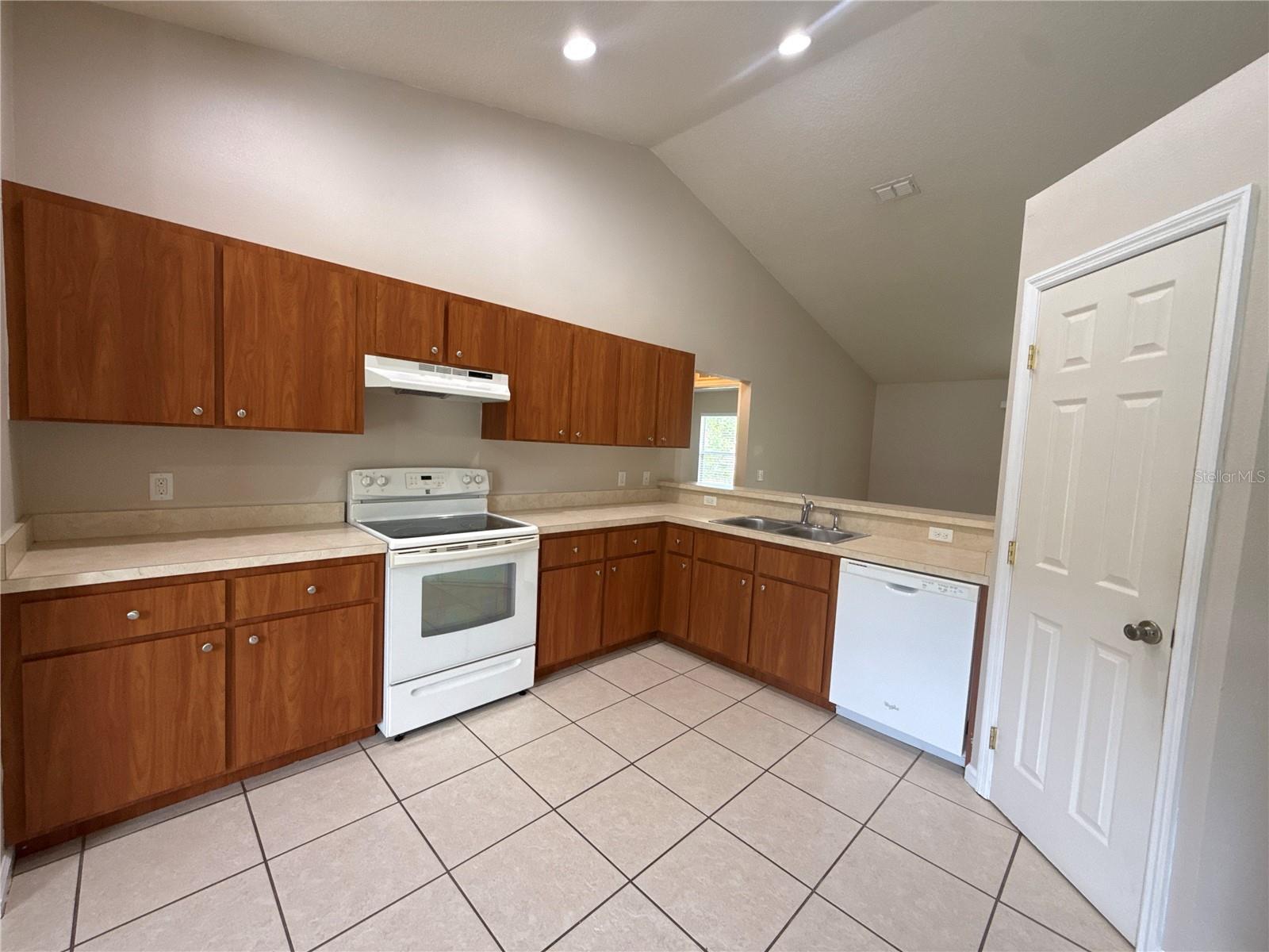SILVER SPGS SHORES UN 18 - Residential Lease