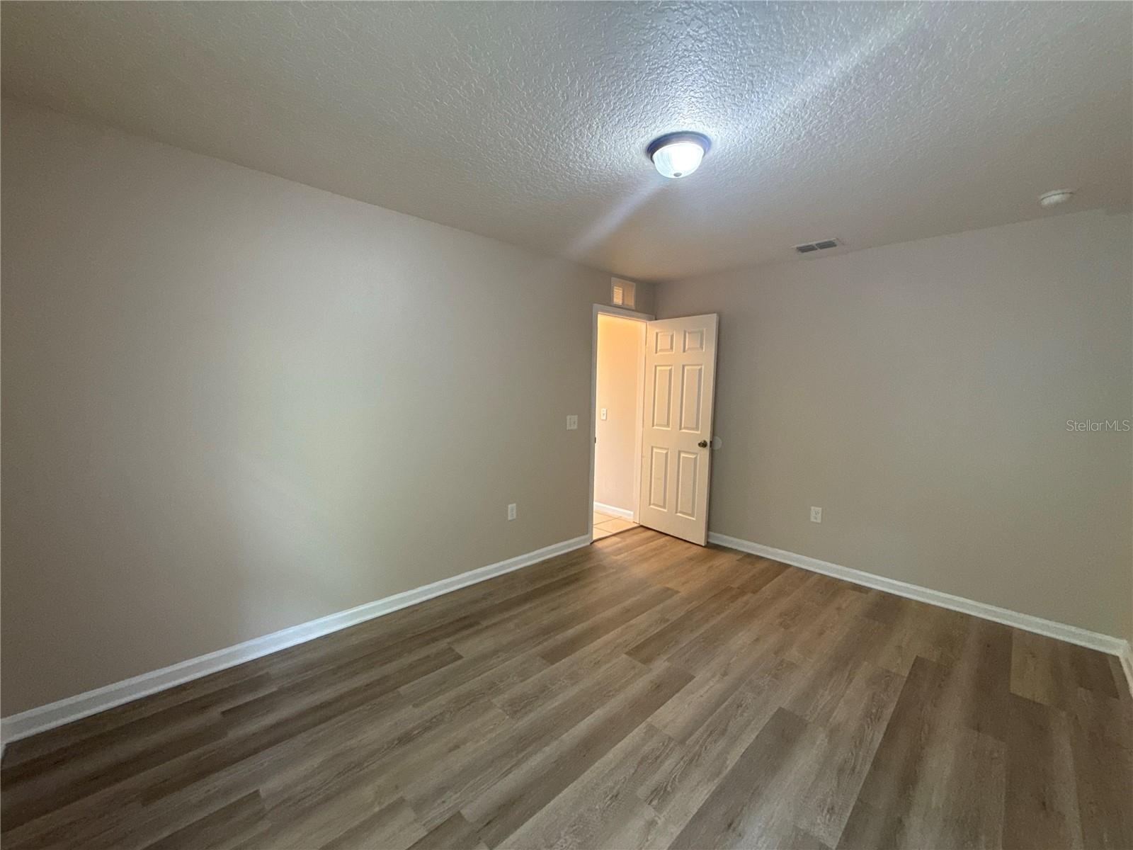 SILVER SPGS SHORES UN 18 - Residential Lease