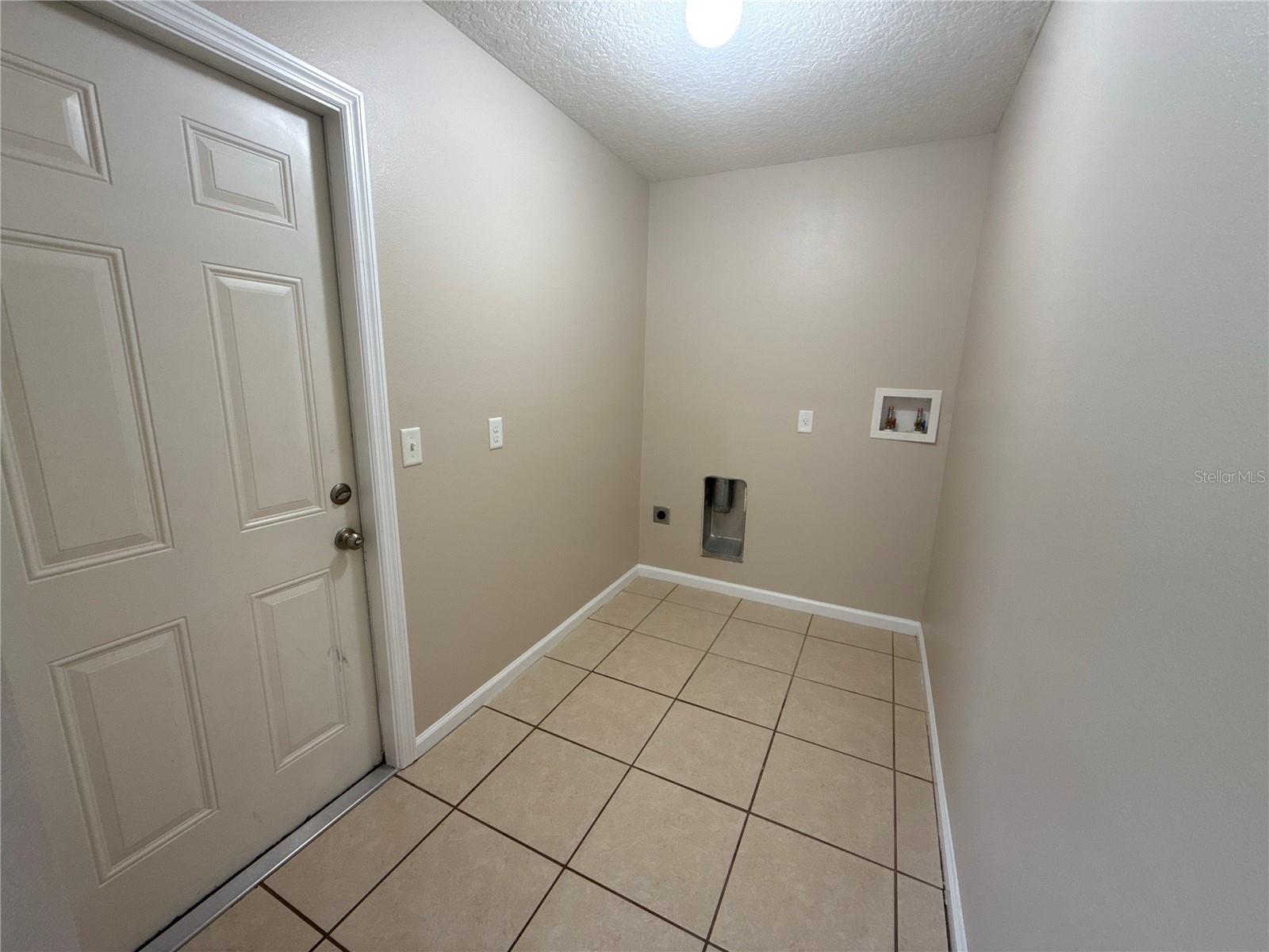 SILVER SPGS SHORES UN 18 - Residential Lease