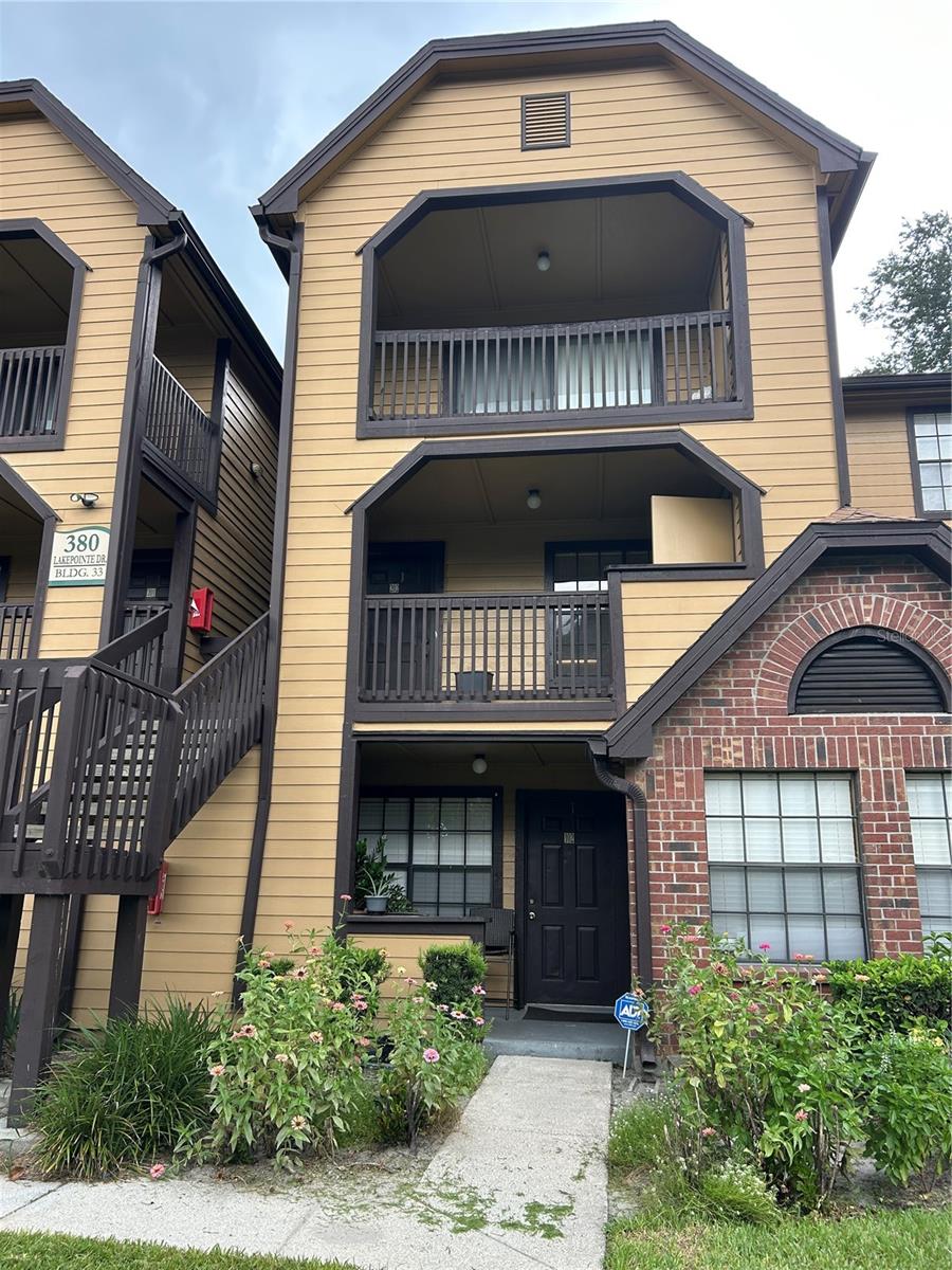 Nice 1 bedroom, 1 bath condo in Lakewood Park.  Cozy second floor residence with full kitchen and large great room.  Porch and outdoor storage closet for your convenience as well.  Mature landscaped community with pool,tennis court and fitness center waiting for a new owner.  Fantastic location.  Easy access to I-4 and lots of restaurants and shopping.  Major hospital is near as well.  Roof 2019!