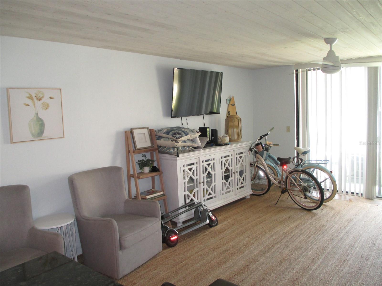 VANTAGE POINTE POOL & RACQUET CLUB CONDO - Residential