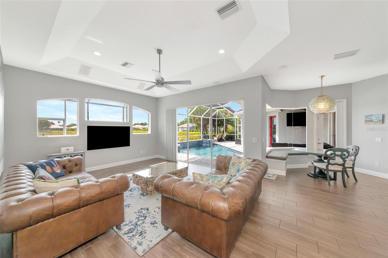 THREE OAKS - Residential