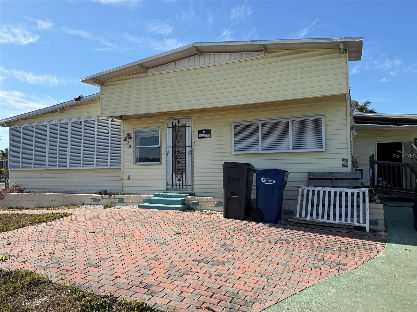 Versión en español más abajo.
Fixer-Upper Near Anna Maria Island
503 51st Avenue Plz W, Bradenton, FL - LAND OWNED
This home is a great deal for the right buyer. It sits in West Bradenton, just a short drive to the beach and the Gulf.
The home needs work. It needs roof repair. The inside needs fixing up too. But that's the good part. The low price gives you room to add value. Fix it up, and you can build equity fast.
This is perfect if you like to do projects. It's also great for an investor or for someone who wants a cheap home near the beach. You won't find many deals like this so close to the island.
The lot is big. You'll have space to garden, relax, or have friends over. You're also close to stores, food, and fun things to do.
Bring your tools and your ideas.

Sold as-is. Land-owned, amazing price. HOA is 145 a month

Casa para Arreglar Cerca de Anna Maria Island
503 51st Avenue Plz W, Bradenton, FL
Esta casa es una gran oferta para el comprador correcto. Está en el oeste de Bradenton, a poca distancia de la playa y el Golfo.
La casa necesita arreglos. Necesita reparación del techo. El interior también necesita trabajo. Pero esa es la parte buena. El precio bajo le da espacio para subir el valor. Arréglela y podrá ganar valor rápido.
Es perfecta si le gusta hacer proyectos. También es buena para un inversionista o para alguien que quiere una casa barata cerca de la playa. No encontrará muchas ofertas así tan cerca de la isla.
El lote es grande. Tendrá espacio para un jardín, para descansar o para recibir amigos. También está cerca de tiendas, comida y cosas divertidas para hacer.
Traiga sus herramientas y sus ideas. 
Se vende tal como está. Terreno propio, precio increíble. La cuota de HOA es de $145 al mes.