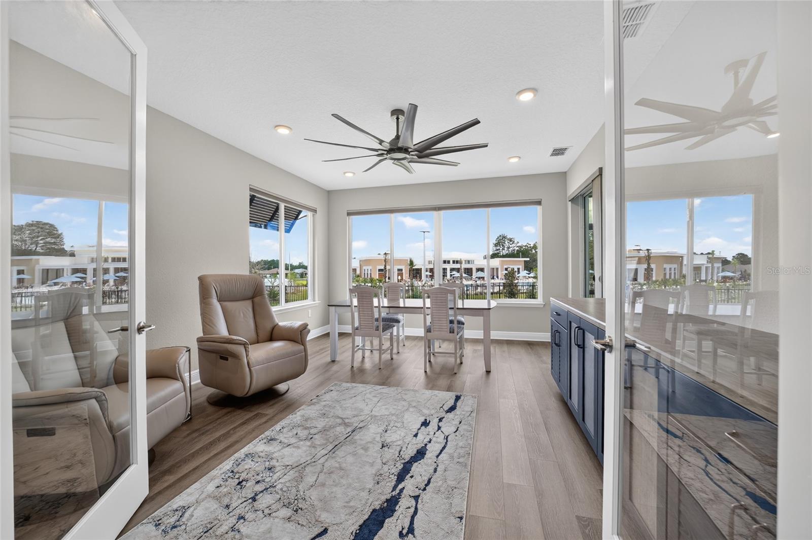 ON TOP OF THE WORLD - Residential