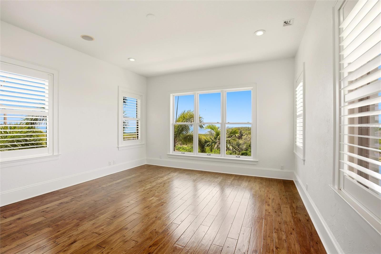 LEGENDS BAY - Residential