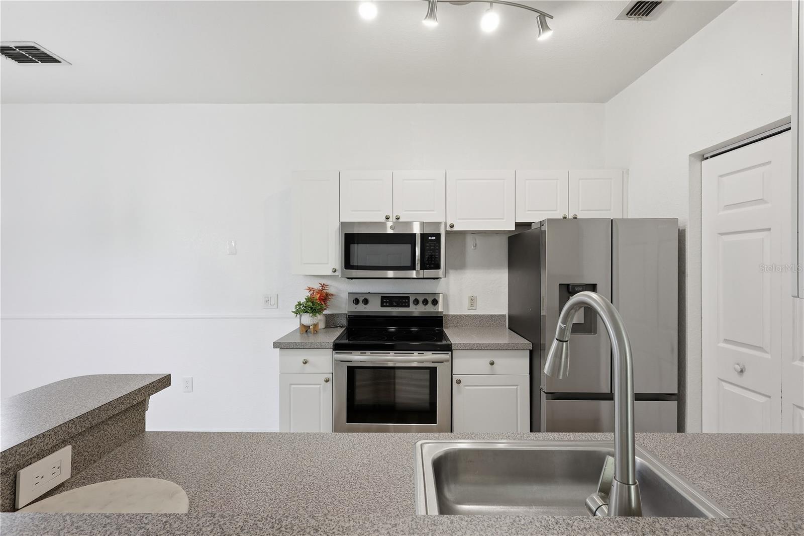 CRESCENT PLACE AT LAKE LOTUS CONDO - Residential Lease