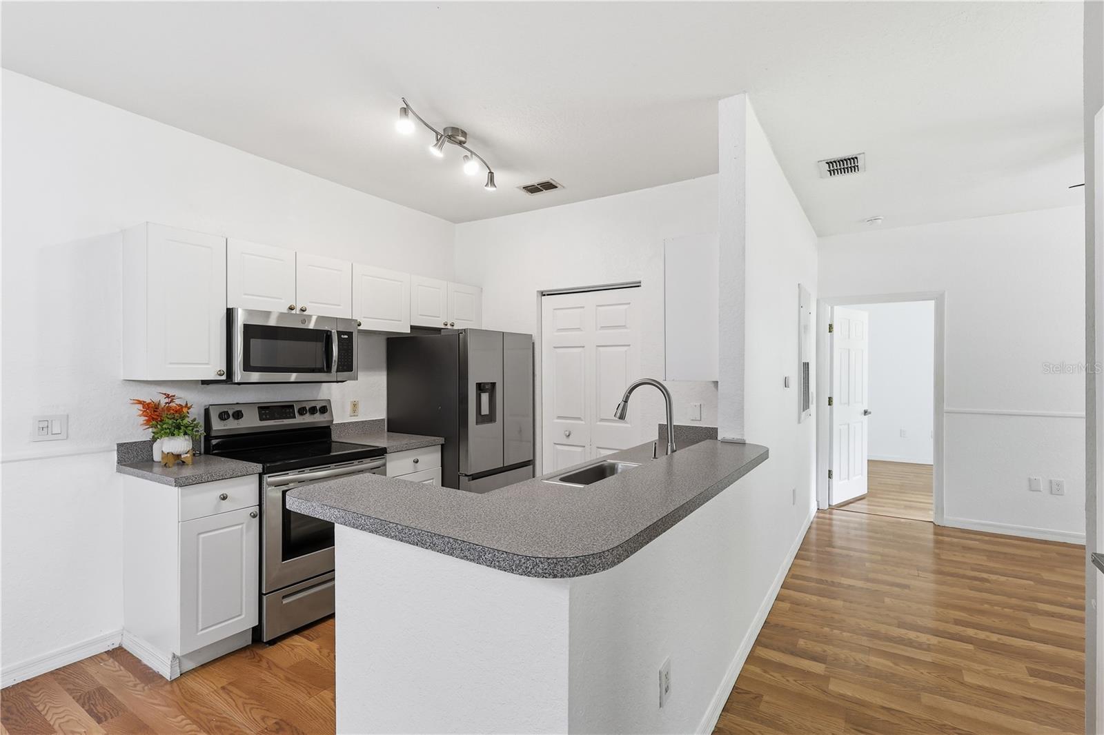 CRESCENT PLACE AT LAKE LOTUS CONDO - Residential Lease