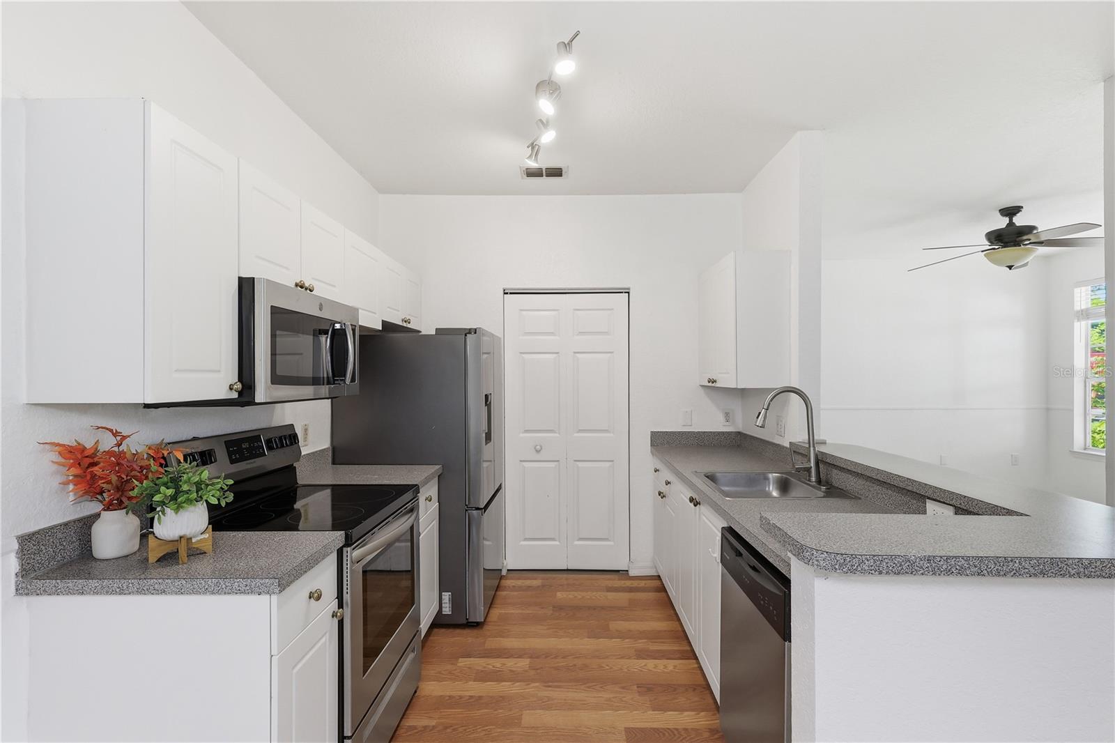 CRESCENT PLACE AT LAKE LOTUS CONDO - Residential Lease