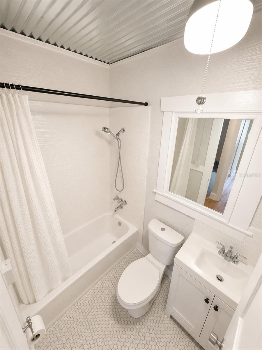 MUNRO & MC INTOSHS ADD - Residential Lease
