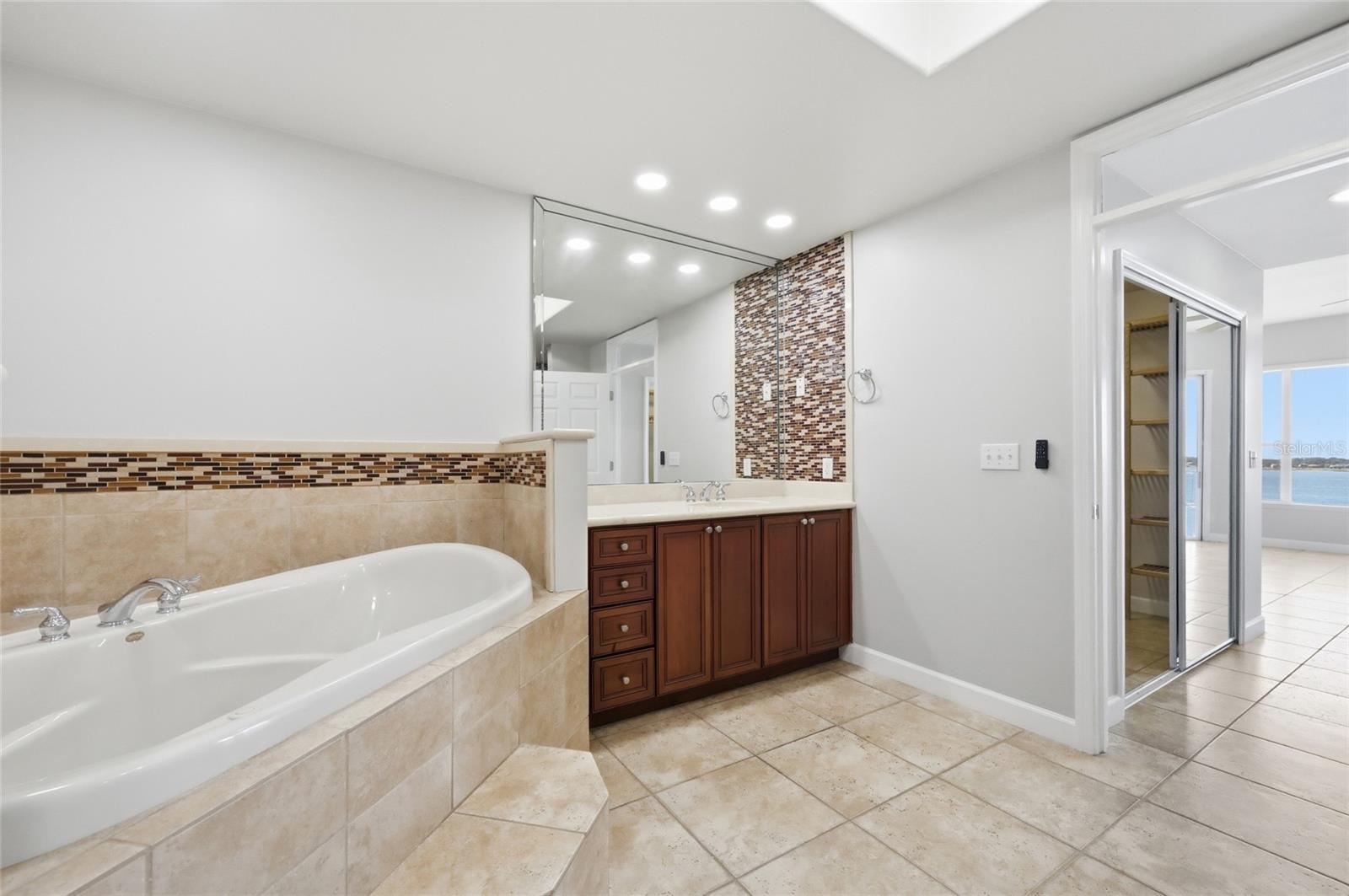 VIZCAYA HEIGHTS CONDO OR 6575 1315 - Residential