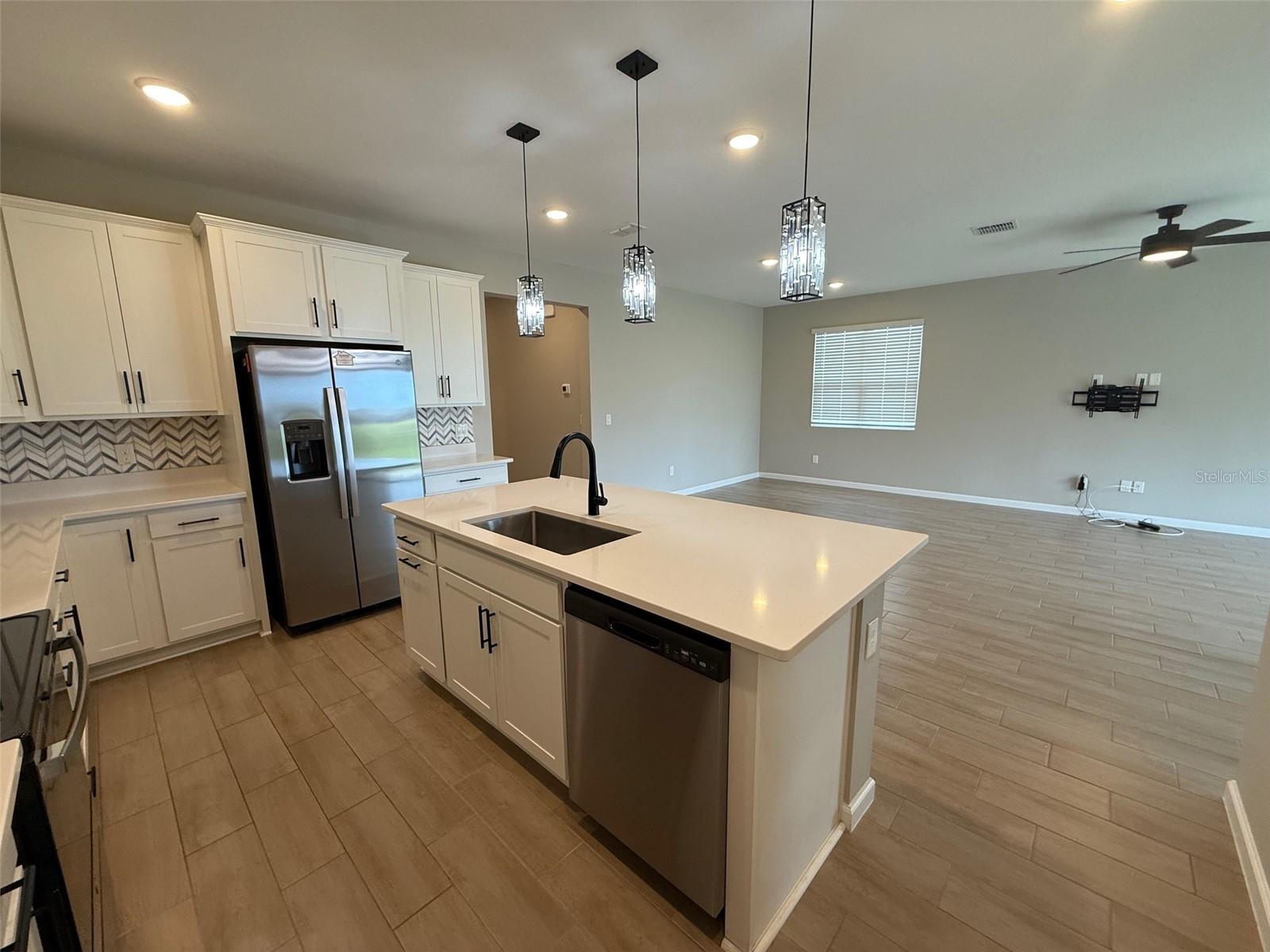 SEASONS AT PALISADES - Residential Lease