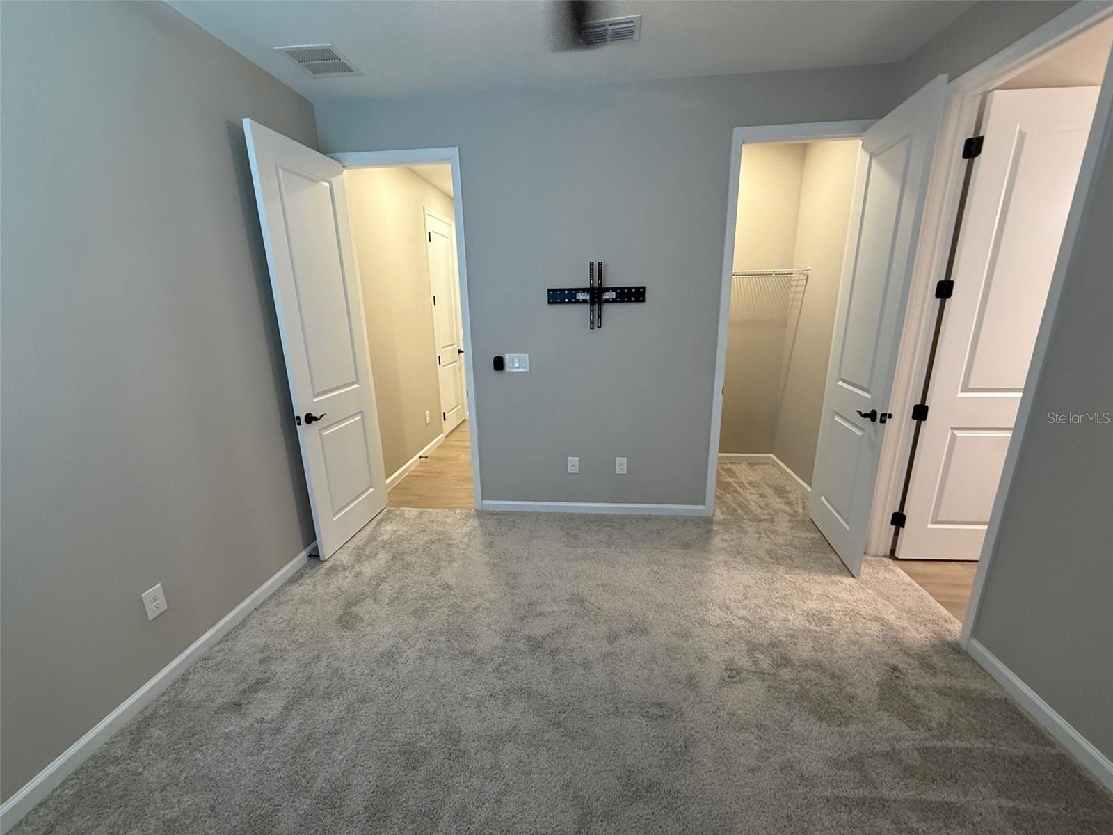 SEASONS AT PALISADES - Residential Lease