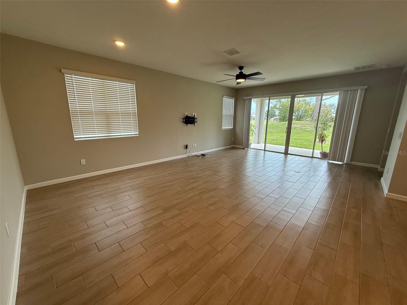 SEASONS AT PALISADES - Residential Lease