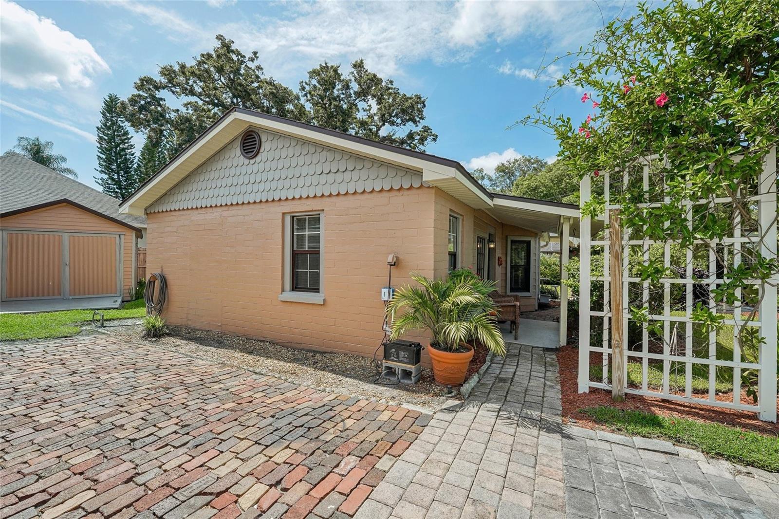 UNIVERSITY HEIGHTS - Residential Income