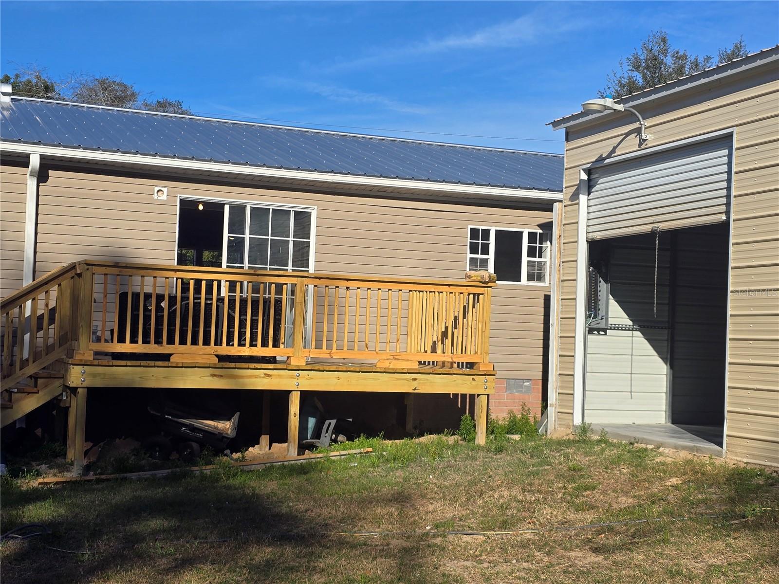 Potential 6 bedroom, Fully remodeled 2300 sf 2006 Double Wide with 20' x 40' Work Shop with Concrete Floor. New Metal Roof, New AC, NO carpet - New Flooring, New Paint, New Quartz Countertops. On OWN LOT. NO HOA. Near The Villages.