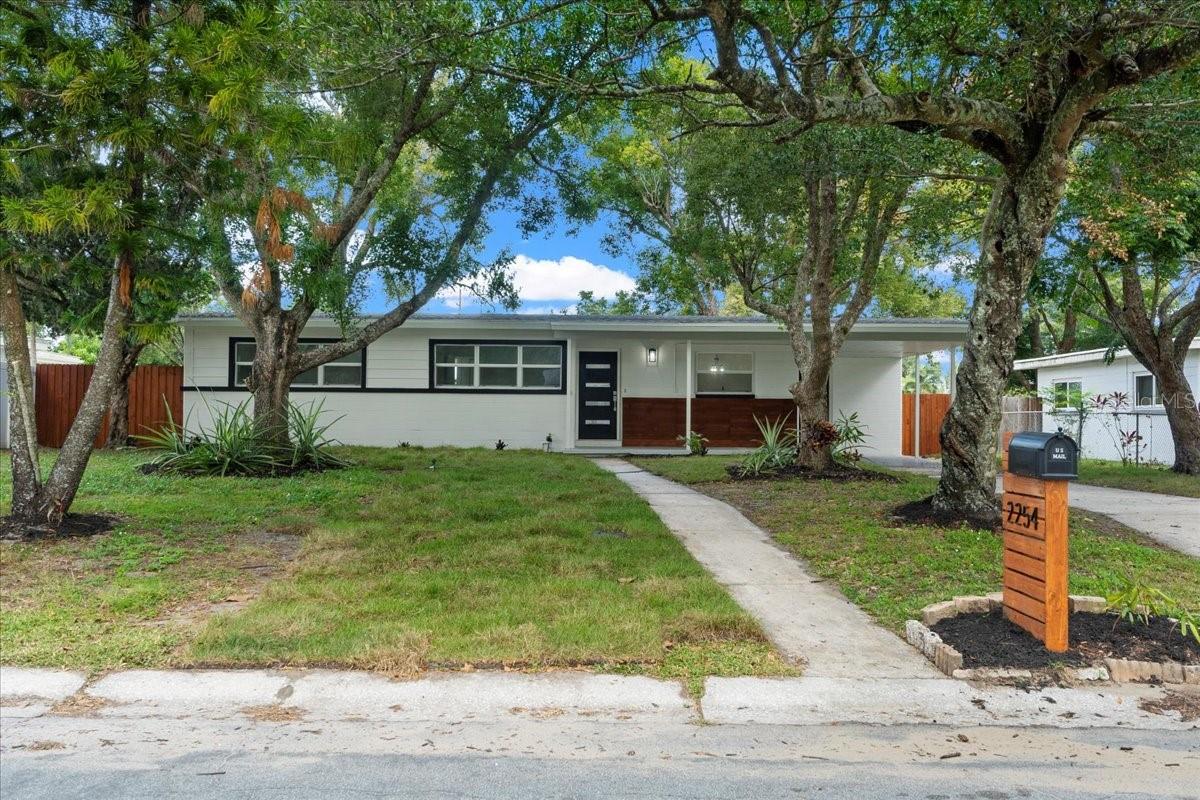 CRYSTAL SHORES - Residential
