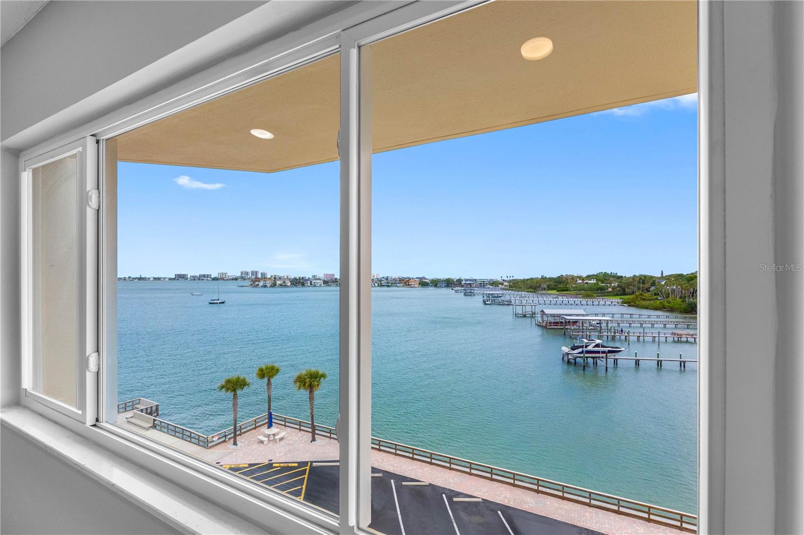 HARBOUR CLUB CONDO 3 - Residential