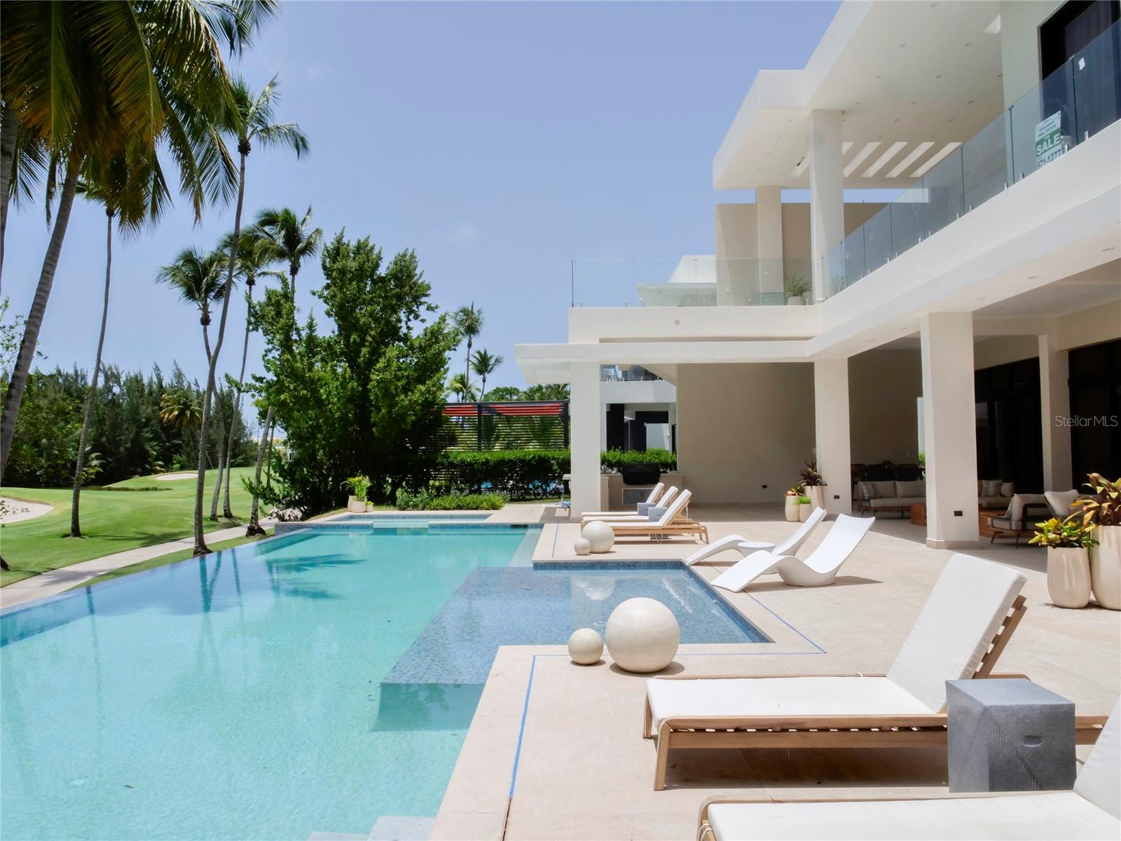 FOUR SEASONS RESORT - Residential