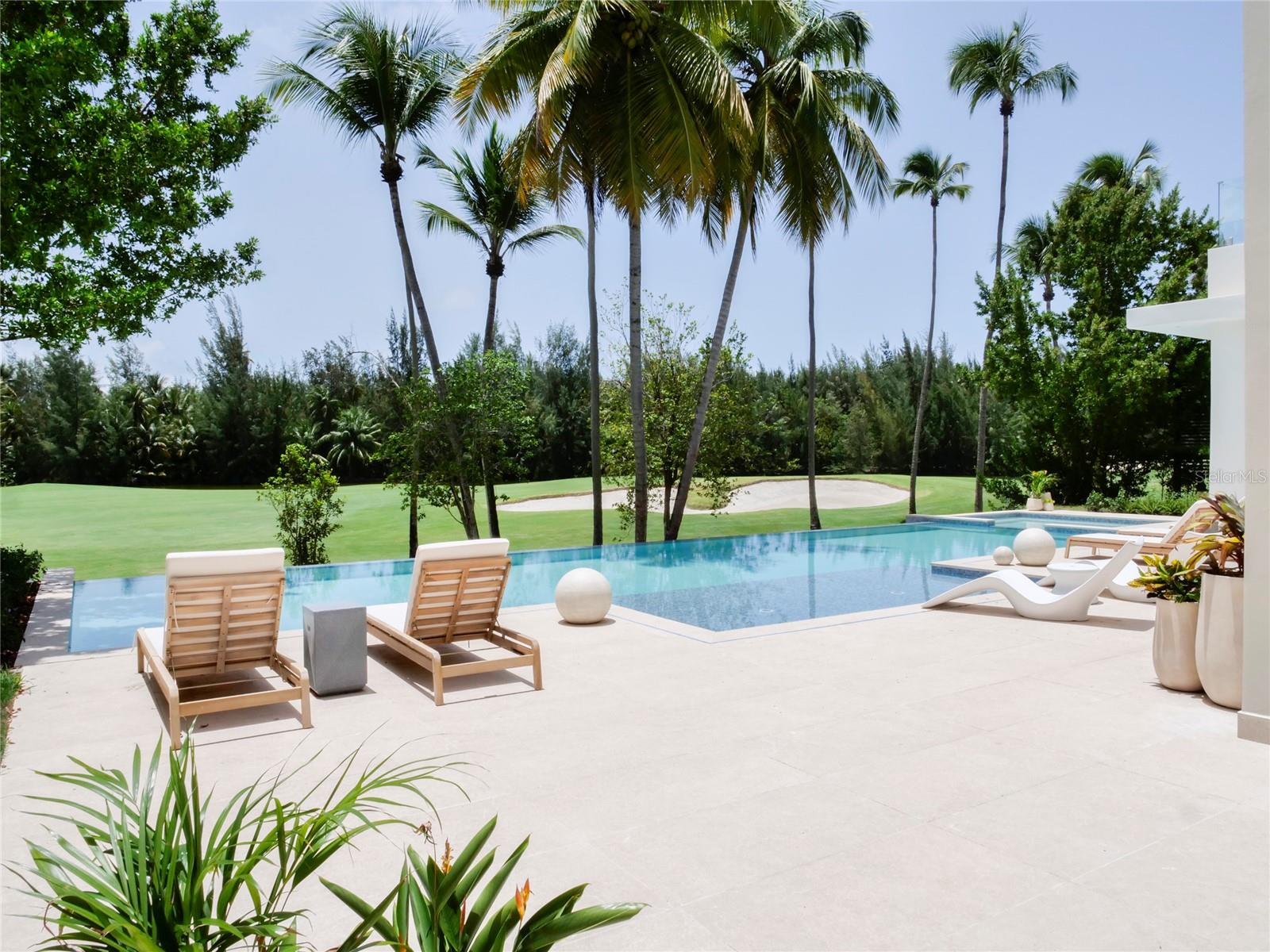 FOUR SEASONS RESORT - Residential