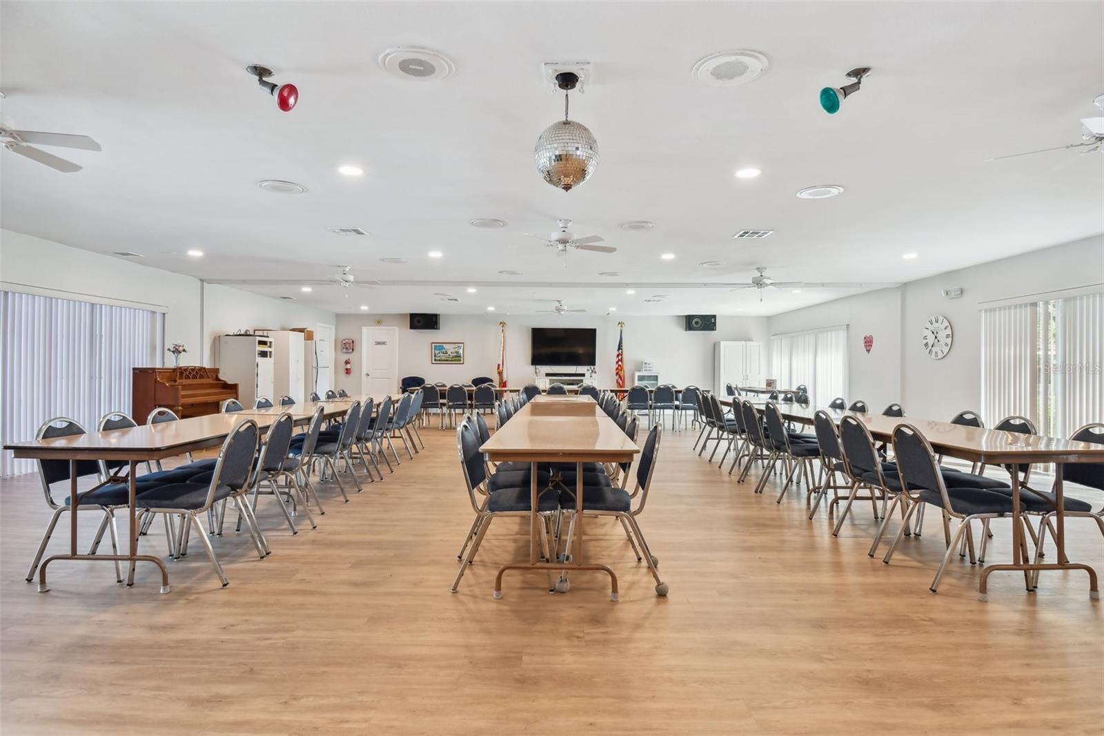 TWIN OAKS APTS - Residential