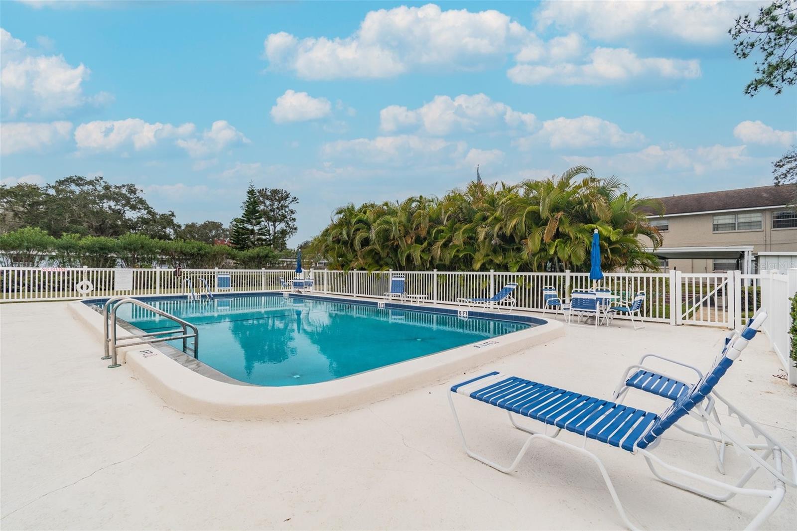 TWIN OAKS APTS - Residential