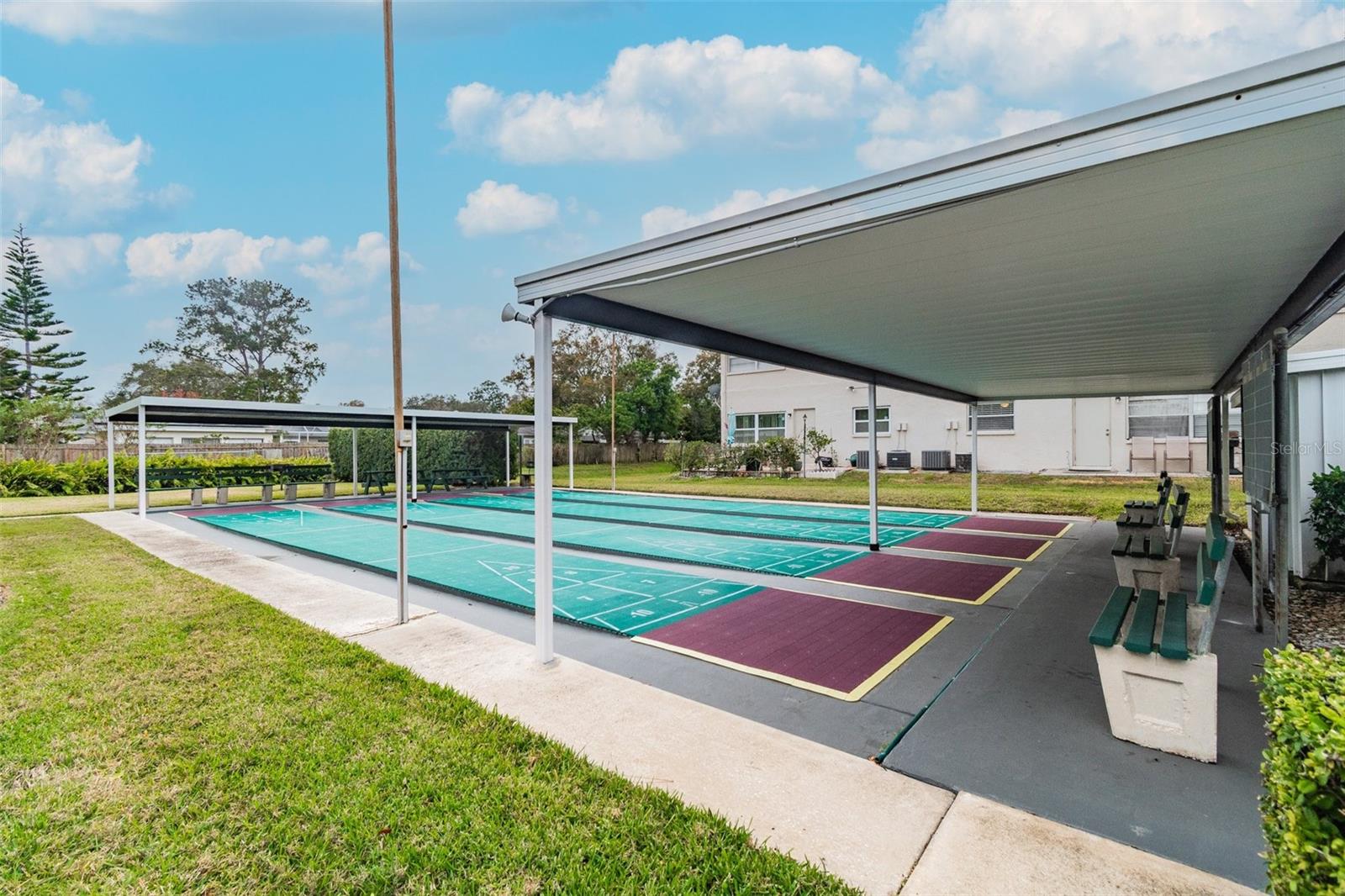 TWIN OAKS APTS - Residential