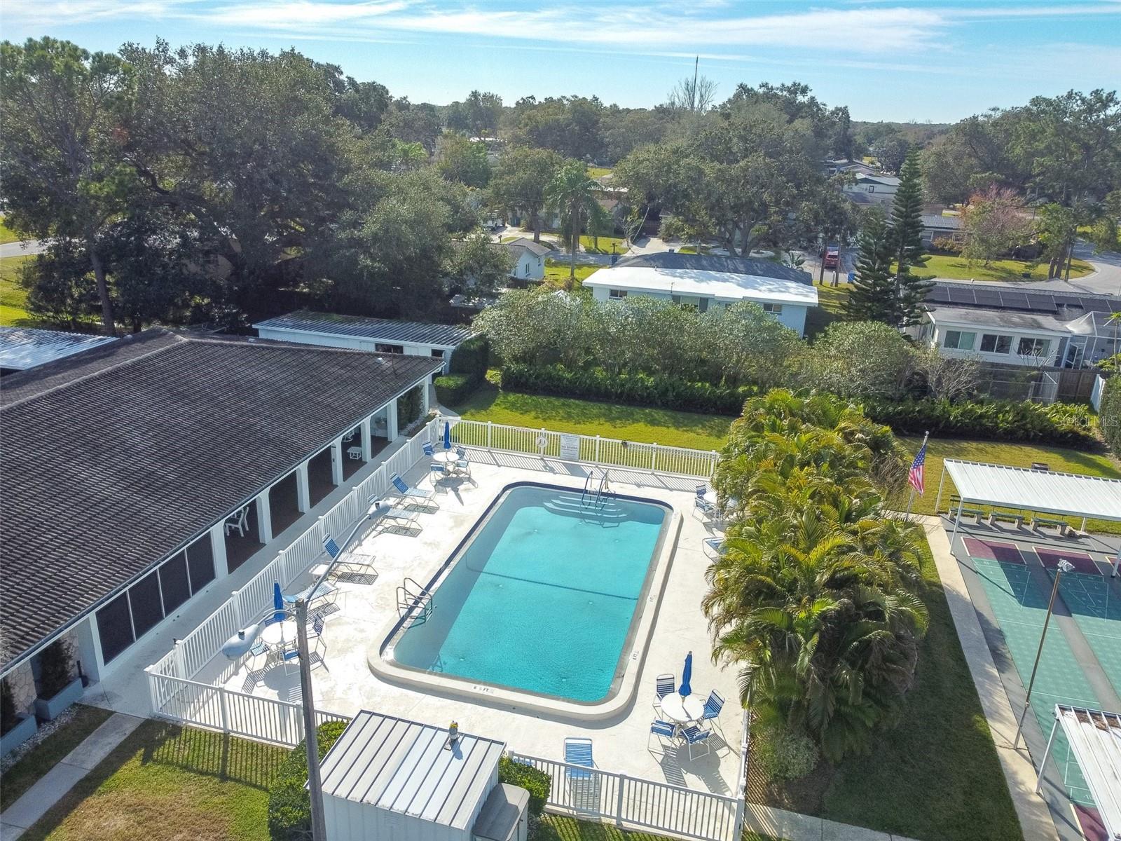 TWIN OAKS APTS - Residential