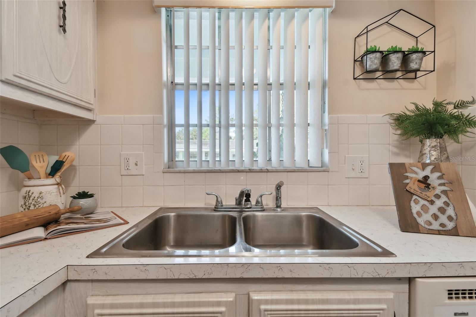 TWIN OAKS APTS - Residential