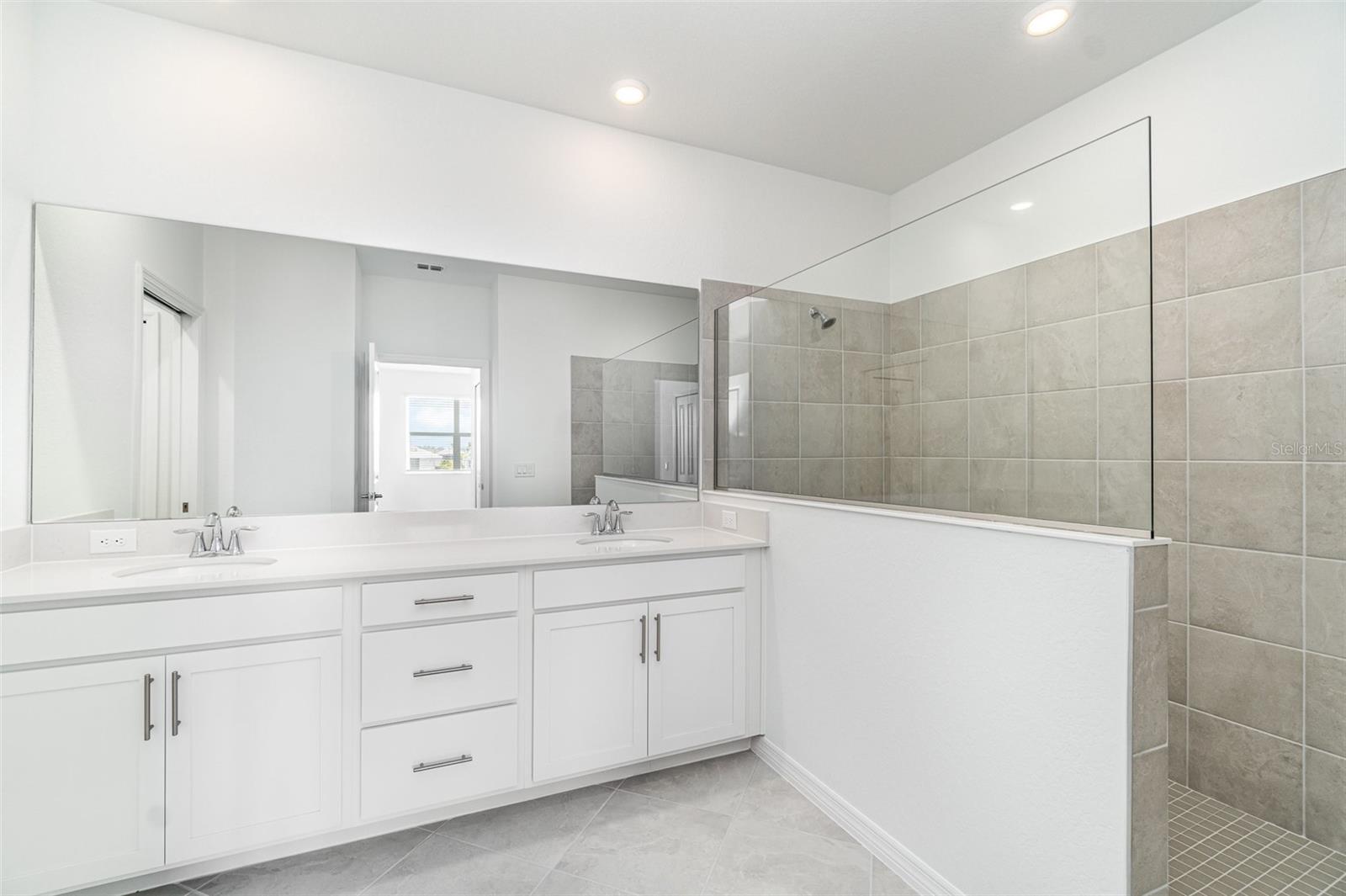 COACH HOMES I AT WEBBS RESERVE PHASE 4 BLDG 0014 U - Residential Lease