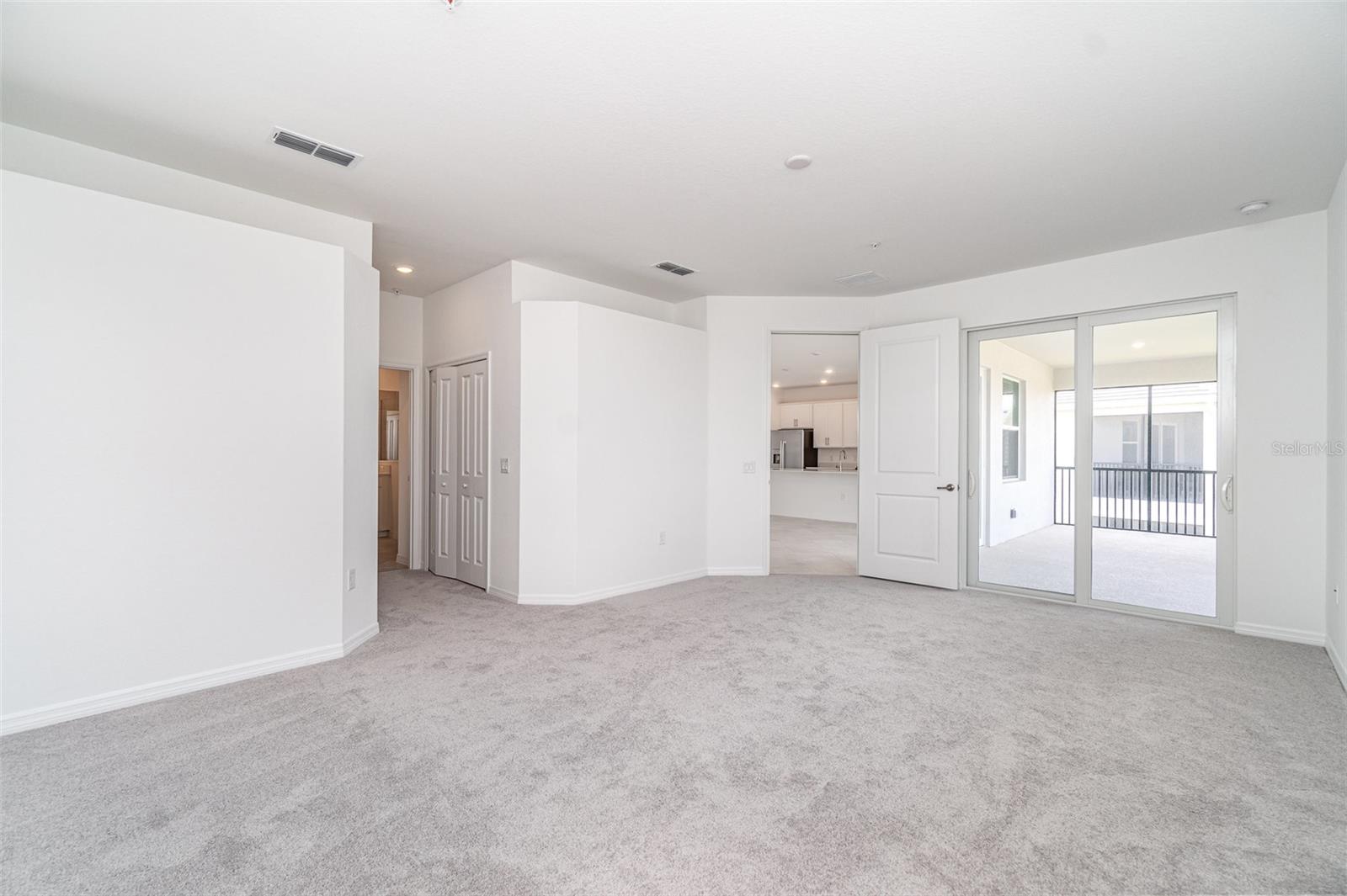 COACH HOMES I AT WEBBS RESERVE PHASE 4 BLDG 0014 U - Residential Lease