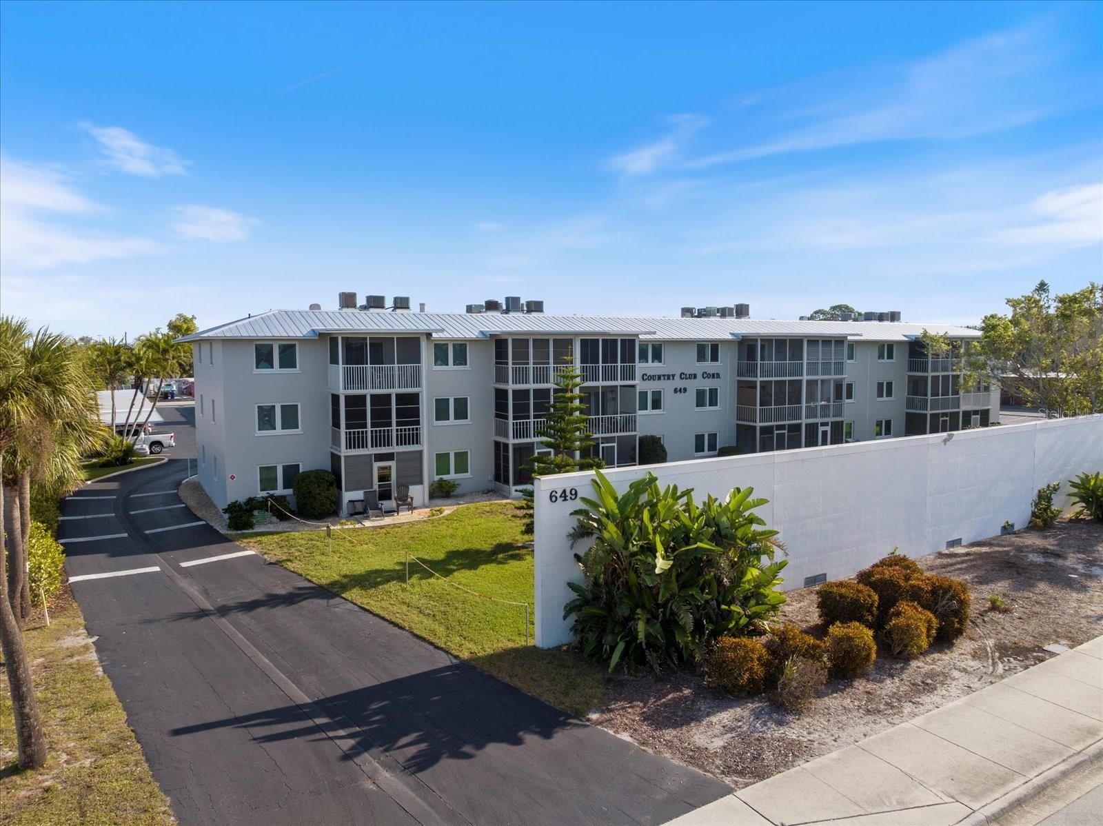 COUNTRY CLUB APTS - Residential