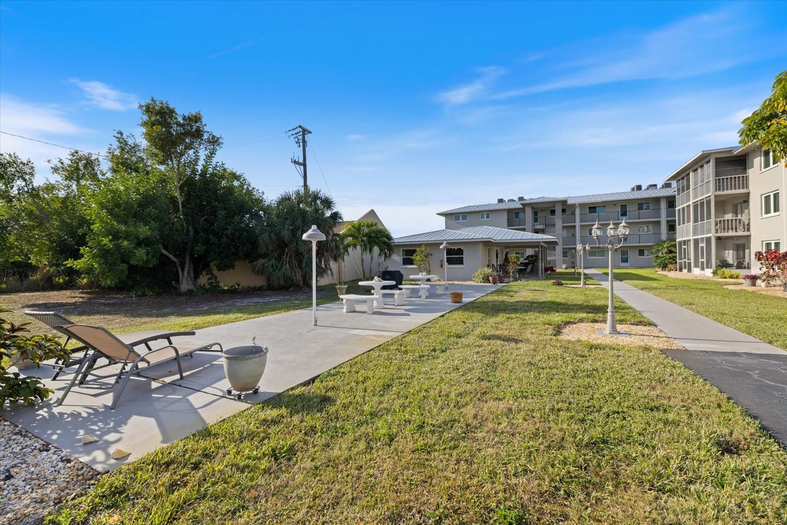 COUNTRY CLUB APTS - Residential