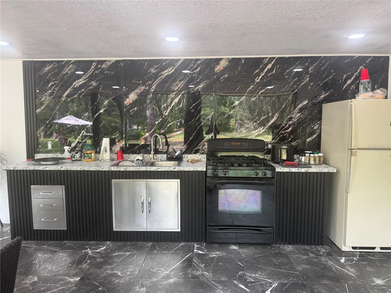 LEISURE HILLS - Residential