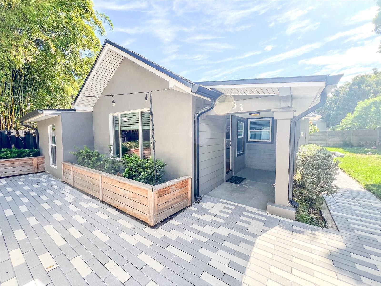 Lovely bungalow in-law suite located in Kraft-Azelea Park and less than half a mile from Lake Eola.
