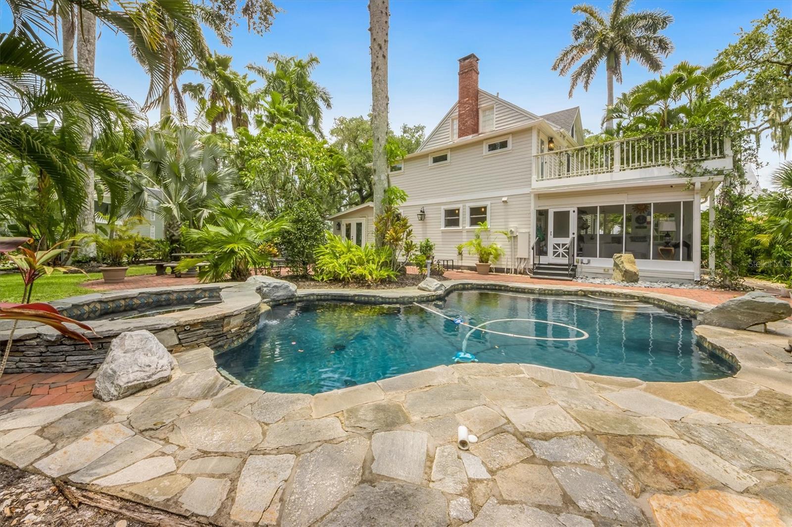 BRADEN COURT - Residential