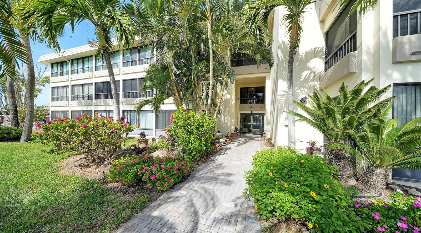 WHISPERING SANDS - Residential
