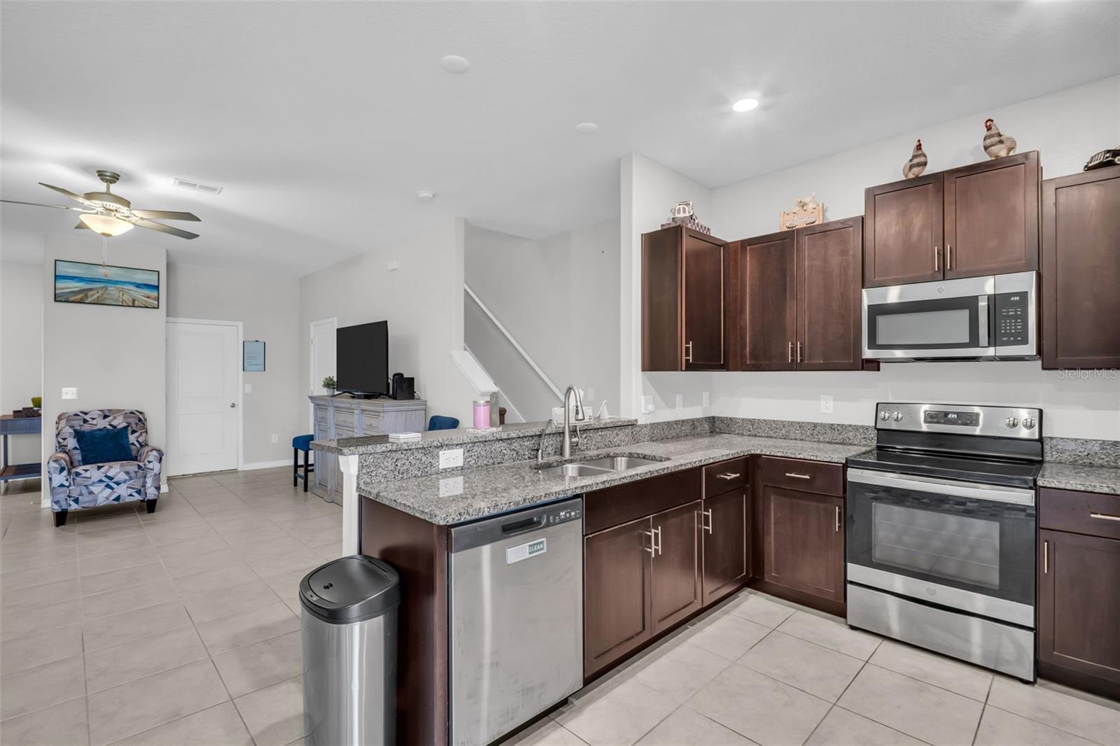 VENTANA TWNHMS AT WATERS EDGE - Residential