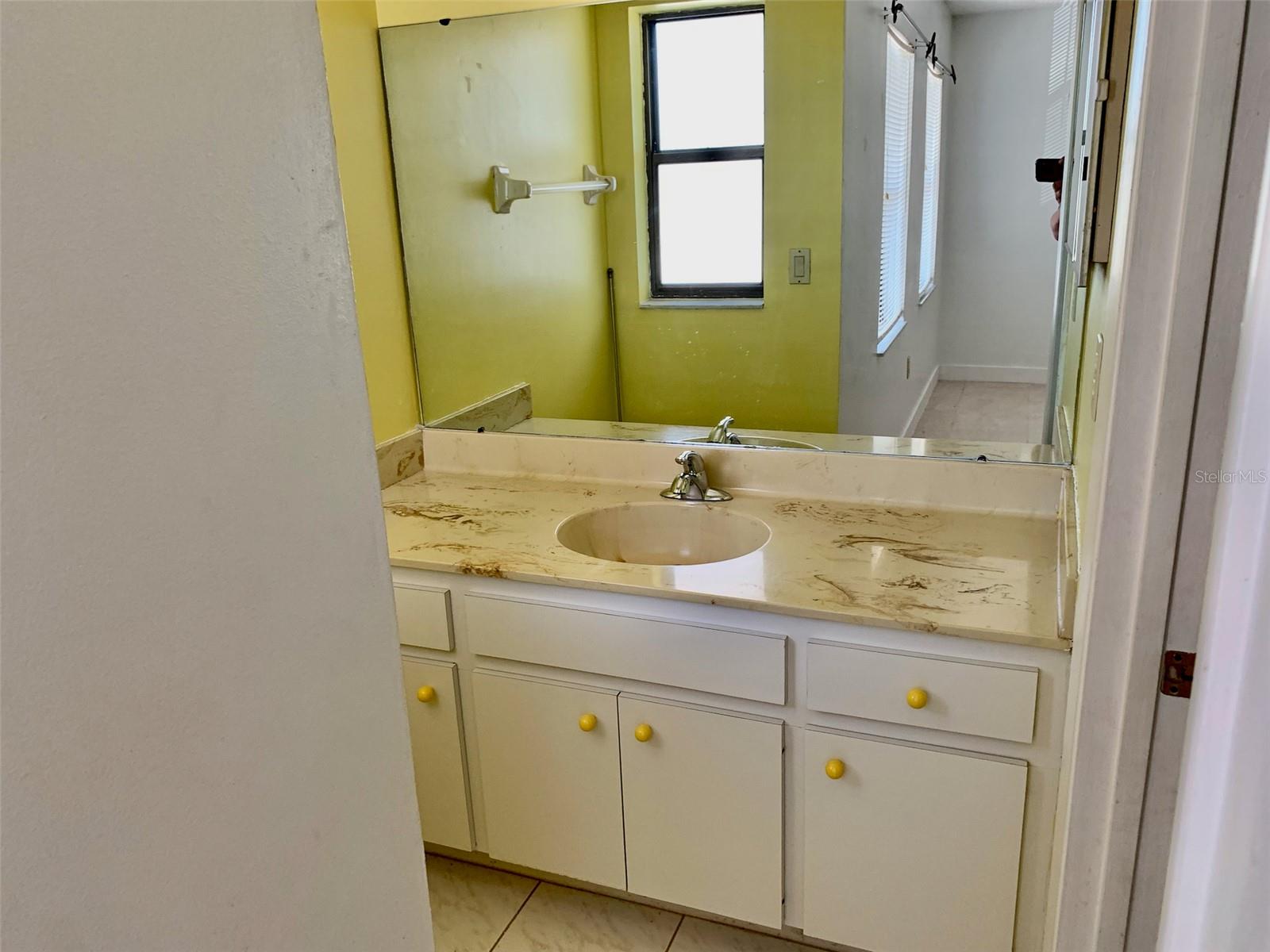 AQUA GARDENS TWNHS BLDG E - Residential Lease